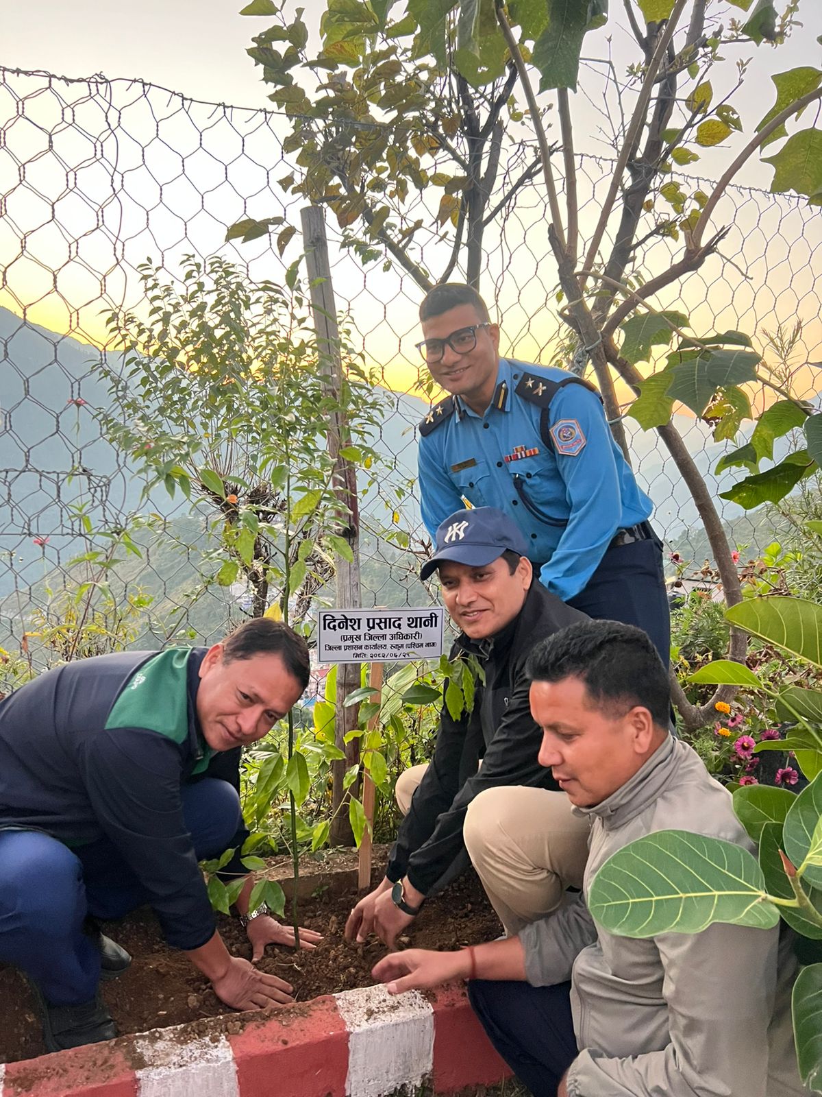 प्रहरी स्थापना दिवसको अवसरमा वृक्षारोपण।